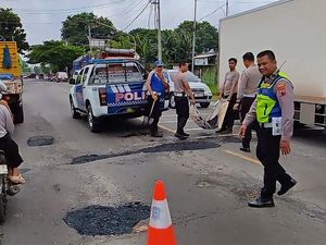 Viral Polisi di Kudus Tambal Lubang Jalan Pantura Usai Banjir