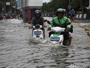 Potret Motor Listrik Vs Motor Bensin Saat Terobos Banjir Gunung Sahari
