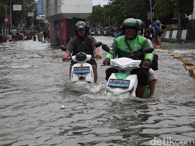 Potret Motor Listrik Vs Motor Bensin Saat Terobos Banjir Gunung Sahari