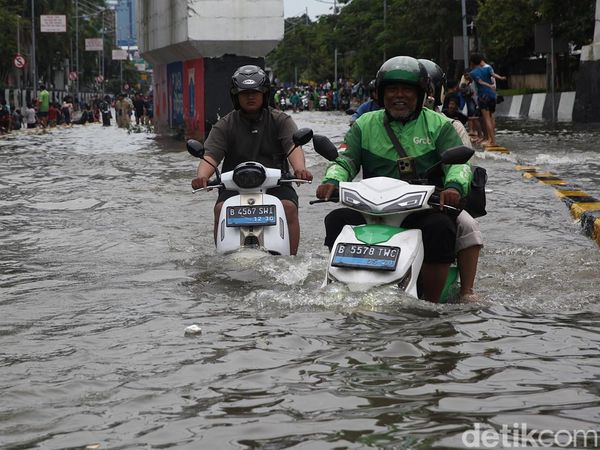Potret Motor Listrik Vs Motor Bensin Saat Terobos Banjir Gunung Sahari