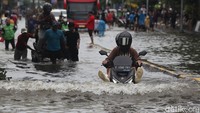 Update Banjir Jakarta Sore Ini: 45 RT-21 Ruas Jalan Masih Tergenang