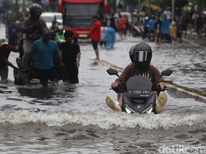 Update Banjir Jakarta Sore Ini: 45 RT-21 Ruas Jalan Masih Tergenang