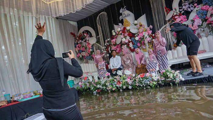 Resepsi Pernikahan di Pekalongen Terbangun Meski Banjir