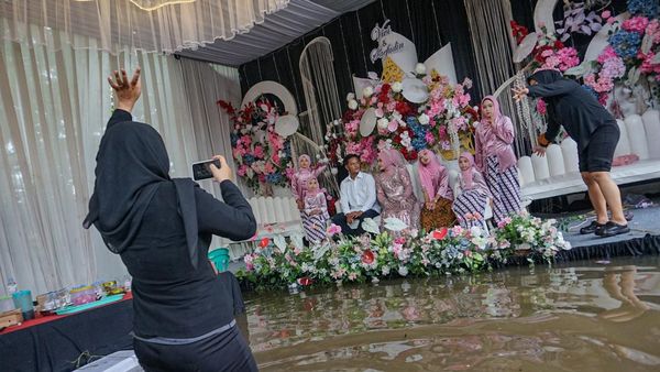 Potret Resepsi Pernikahan di Tengah Banjir Pekalongan