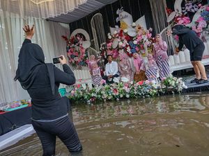 Potret Resepsi Pernikahan di Tengah Banjir Pekalongan