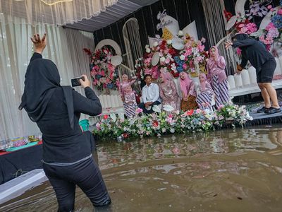 Potret Resepsi Pernikahan di Tengah Banjir Pekalongan