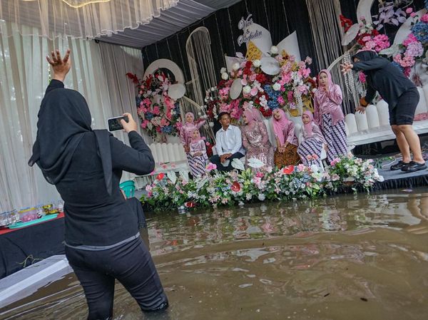 Potret Resepsi Pernikahan di Tengah Banjir Pekalongan