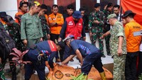 Puing Diduga Pesawat ATR 42-500 IAT Diperlihatkan di Posko Tompo Bulu