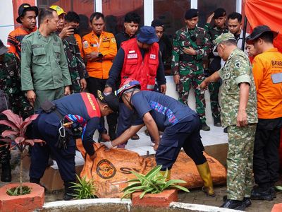 Puing Diduga Pesawat ATR 42-500 IAT Diperlihatkan di Posko Tompo Bulu