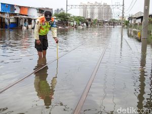 Rel Terendam Banjir, Layanan KRL Kampung Bandan-Tanjung Priok Terhenti