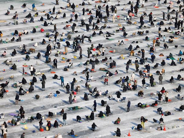 Ribuan Wisatawan Nikmati Festival Memancing di Atas Es Korea