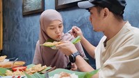 Hangatnya Ricky Harun dan Herfiza Kulineran di Bandung Pesan 11 Menu