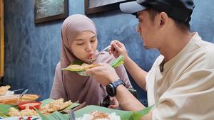 Hangatnya Ricky Harun dan Herfiza Kulineran di Bandung Pesan 11 Menu