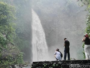 Video: Menaklukkan 500 Anak Tangga Demi Foto Estetik di Air Terjun Nungnung