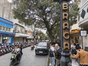 Riuh Jalan Braga Saat Minggu Sore
