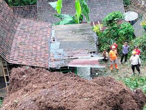 Longsor Timpa 2 Rumah di Situbondo, Penghuni Berlarian Selamatkan Diri