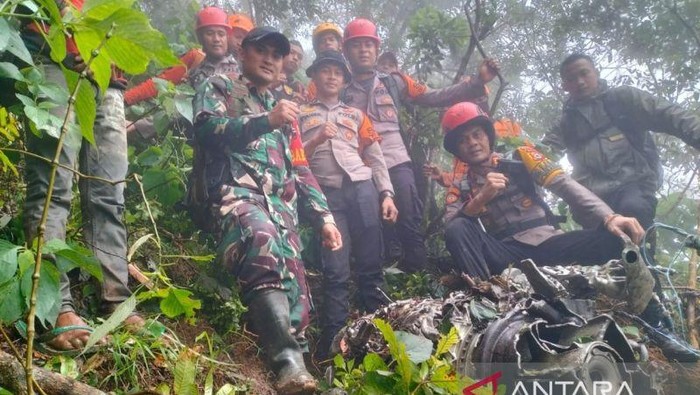 Evakuasi Pesawat ATR 42-500, Tim SAR Bertahan di Puncak Bukit Bulusaraung
