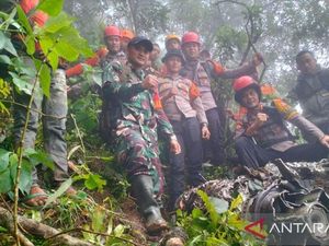 Evakuasi Pesawat ATR 42-500, Tim SAR Bertahan Dirikan Tenda di Puncak