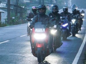 7 Tips Berkendara Motor di Musim Hujan