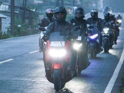 7 Tips Berkendara Motor di Musim Hujan