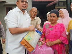 Andre Rosiade Bagikan 1.000 Paket Sembako untuk Warga Pasaman