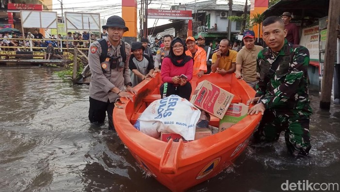 Pegangsaan Dua Jakarta Utara Masih Banjir, Warga Kebingungan Akibat Perahu
