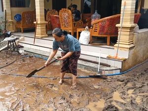 Sejumlah Rumah di Probolinggo Masih Terendam, Warga Meratapi Barang Rusak