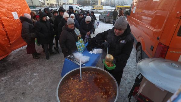 Warga Kyiv Antre Makanan Hangat di Tengah Suhu Minus dan Krisis Energi