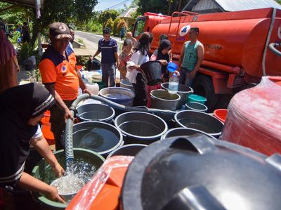 Warga Padang Antre Air Bersih Pascabencana