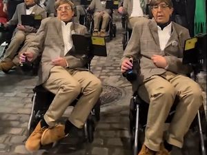 Video Momen 12 Pria di Spanyol Berdandan Seperti Stephen Hawking