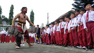 Aksi Unik Relawan Berbusana Warokan Bagikan Makan Bergizi di Sekolah