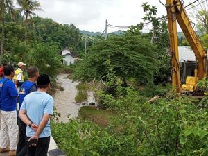 3 Alat Berat Diturunkan Atasi Sedimentasi Sungai Seusai Banjir di Sekotong