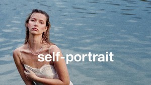 Potret Apple Martin Jadi Model Fashion, Disebut Bak Kembaran Gwyneth Paltrow