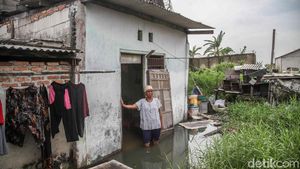 Banjir Dua Pekan Rendam Kampung Tambun Permata, Warga Bertahan di Tengah Genangan
