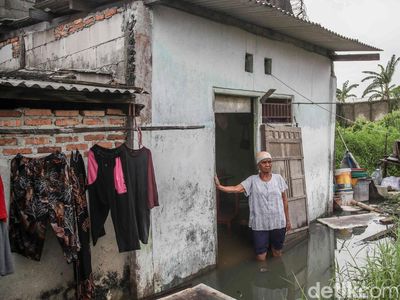 Banjir Dua Pekan Rendam Kampung Tambun Permata, Warga Bertahan di Tengah Genangan