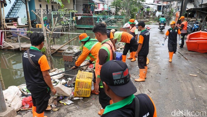 Banjir Surut, Petugas DLH Bersihkan Sampah di Kampung Rawa Indah