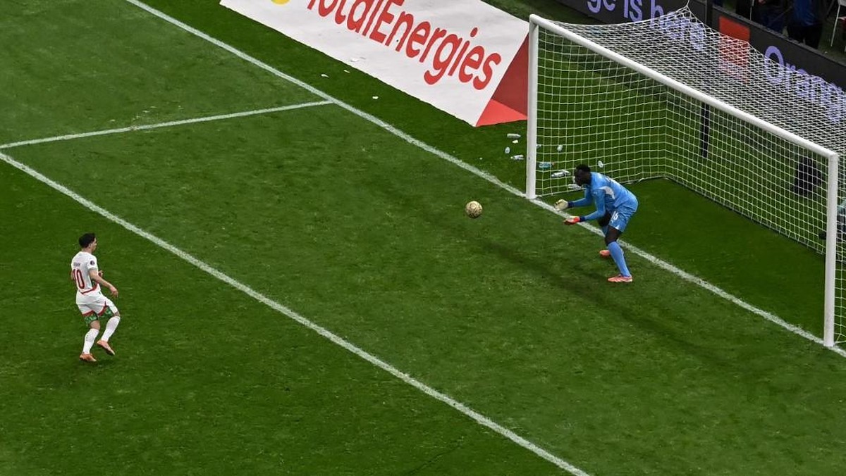 Momen panenka Brahim Diaz digagalkan Edouard Mendy di final Piala Afrika 2025. (Foto: Paul ELLIS / AFP)