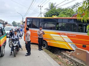 Hindari Bocah SMP Kebut-kebutan, Bus Tabrak Masjid di Bandung Barat
