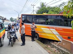 Hindari Bocah SMP Kebut-kebutan, Bus Tabrak Masjid di Bandung Barat