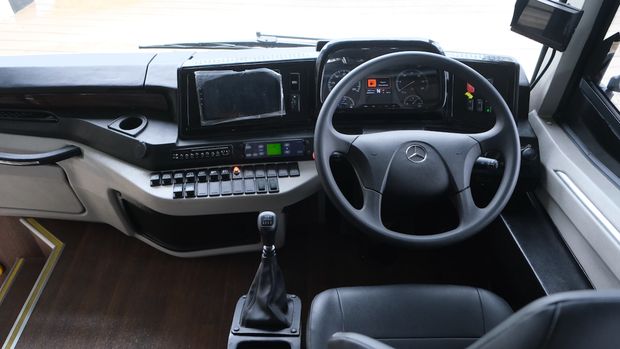 Bus Mercedes-Benz OH 1626 L Euro 5 buatan pabrik Cikarang lengkap dengan karoseri Legacy SR3 Neo Panorama dari Laksana Bus Manufaktur siap diekspor ke Thailand.