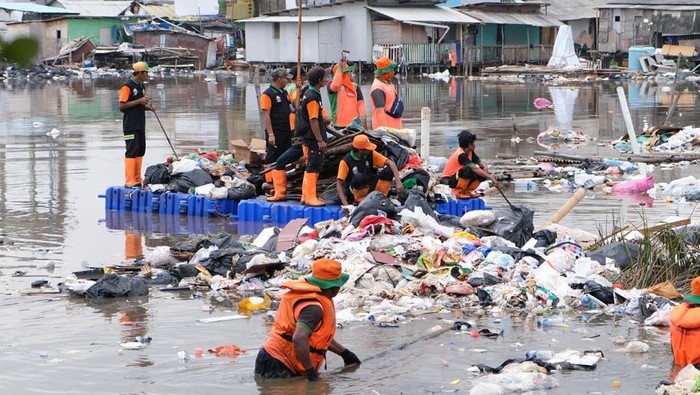 DLH DKI Tunda Proses Hukum Pelaku Buang Sampah di Muara Baru