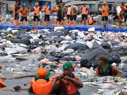 DLH Ungkap Pihak Buang 137 Ton Sampah Kotori Laut Muara Baru Jakut