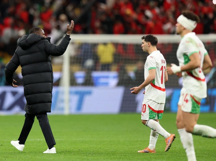 Soccer Football - CAF Africa Cup of Nations - Morocco 2025 - Final - Senegal v Morocco - Prince Moulay Abdellah Stadium, Rabat, Morocco - January 18, 2026 Senegal coach Pape Thiaw calls for his players to leave the pitch after a penalty is awarded to Morocco REUTERS/Amr Abdallah Dalsh