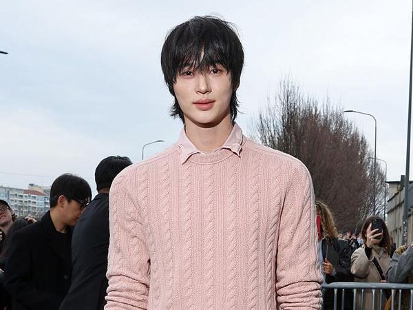 Gaya Byeon Woo Seok-Karina aespa Ramaikan Fashion Show Prada di Milan