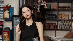 Go Yoon Jung Pose di Gerobak Cilok hingga Santai Kulineran di Kafe