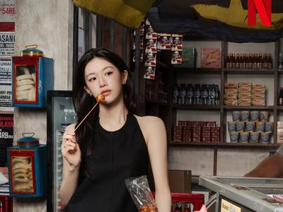 Go Yoon Jung Pose di Gerobak Cilok hingga Santai Kulineran di Kafe