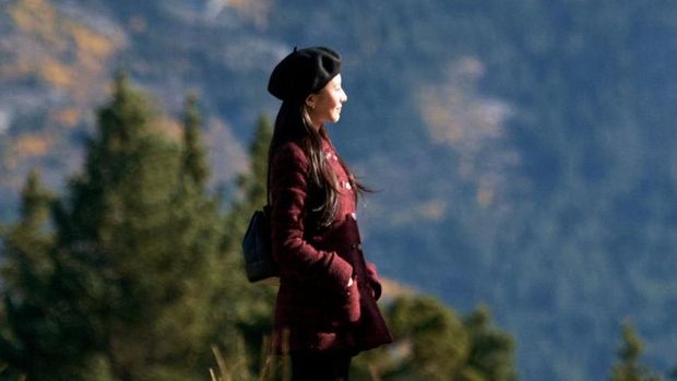 Go Youn Jung sukses bikin penonton salah fokus dengan gaya serba Chanel di drama Korea Netflix, Can This Love Be Translated.