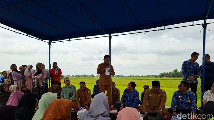 Andra Soni Perbaiki Jalan Desa di Sindang Jaya Tangerang Usai 20 Tahun Rusak