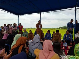 Andra Soni Perbaiki Jalan Desa di Sindang Jaya Tangerang Usai 20 Tahun Rusak