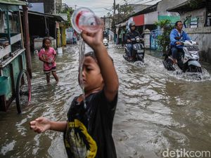 Jalan Akses Bekasi - Jakarta Masih Tergenang